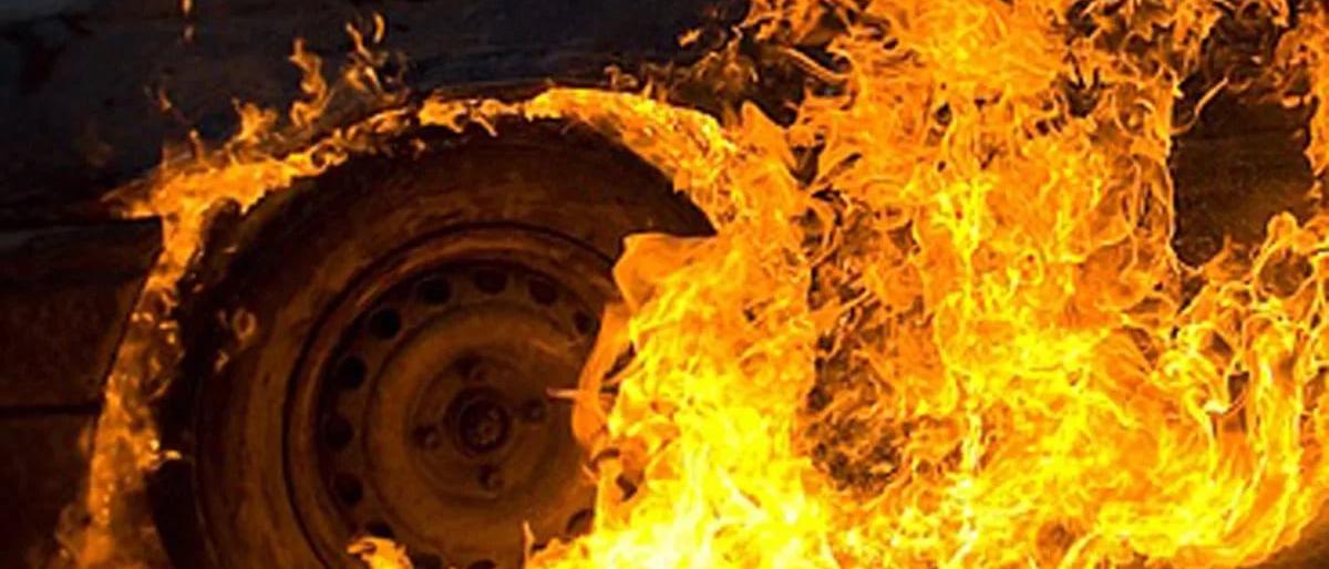 На Камчатке безработный байкер спалил машину, которая «подрезала» его на трассе 